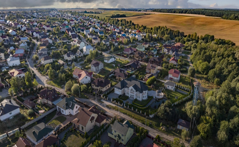 Хорошие дороги, огромные коттеджи. Вот где находится самый дорогой проданный в мае дом в Гродно
